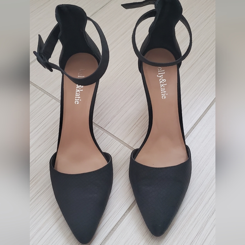 Kelly & Katie Pointed Toe Ankle Stap Pumps Size 8